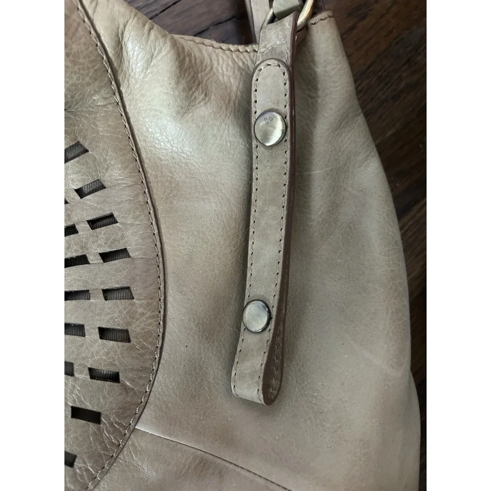 Pikolinos hobo-style leather shoulder bag Sundial Pattern Marfil Artisanal Boho